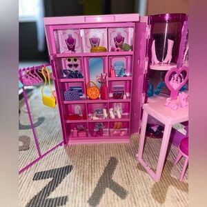 Barbie Dream Closet Toy Playset with shoes  & Accessories